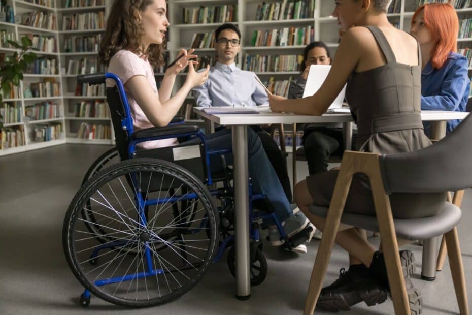 Junge Frau im Rollstuhl nimmt an einer Lerngruppe teil – Symbol für Inklusion und berufliche Ausbildung mit Unterstützung durch Ausbildungsgeld.