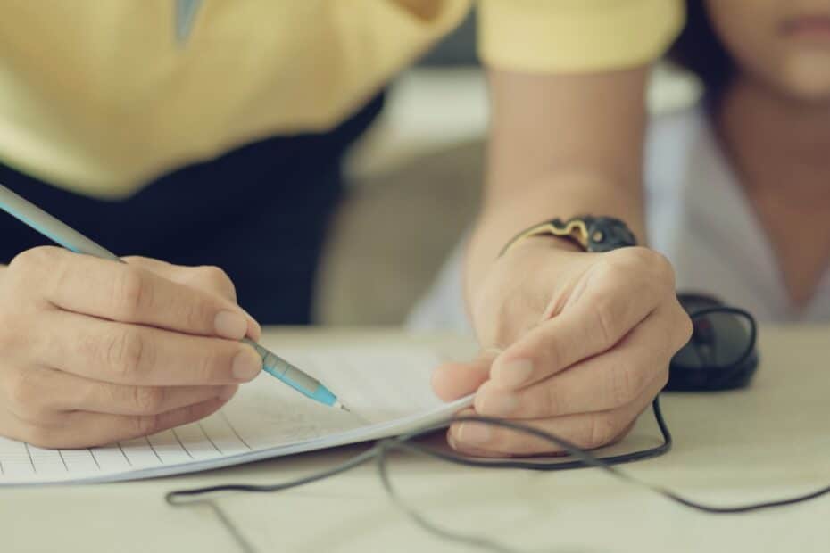 Student arbeitet am Schreibtisch – Praktikum und BAföG-Anspruch