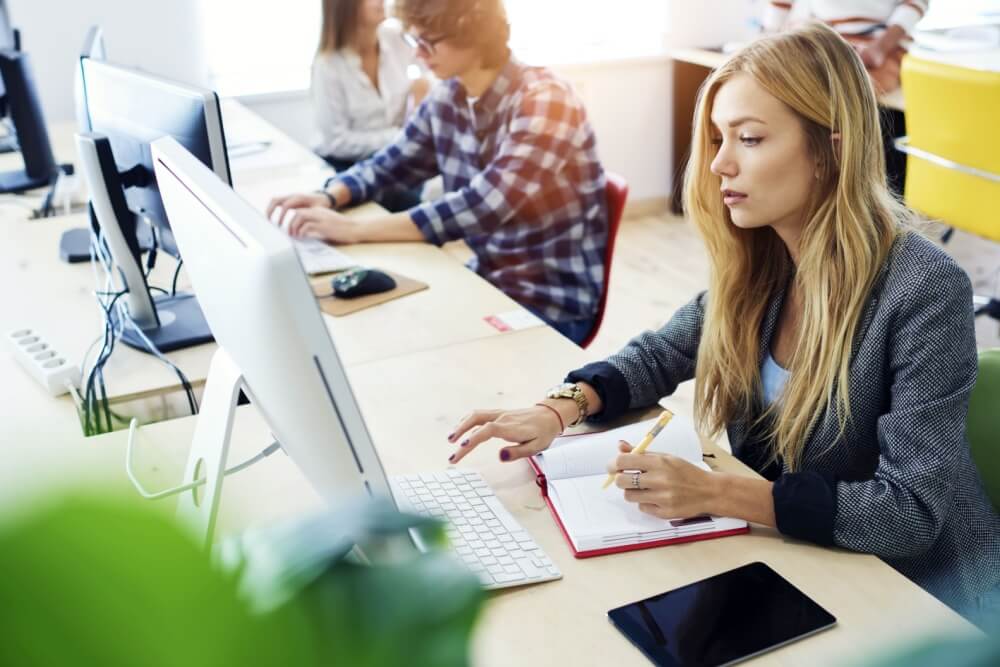 Studentin beim Lernen am PC