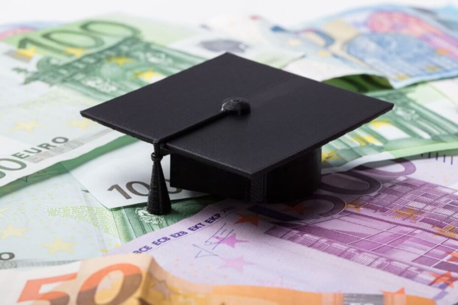 Studenten-Mütze auf Euro Geldscheinen