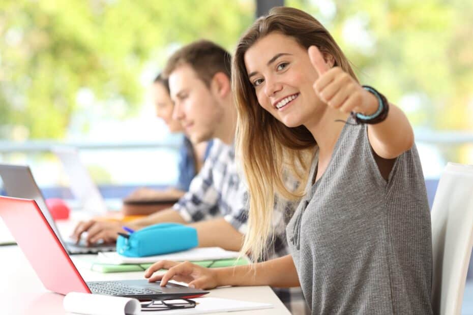 Studentin zeigt Daumen hoch, symbolisch für BAföG-Anspruch