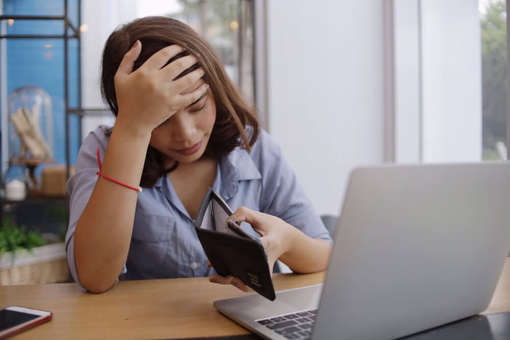 Studentin mit Geldsorgen