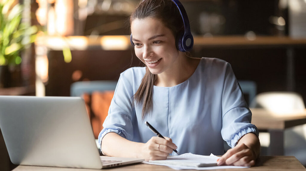 Studentin arbeitet am Laptop